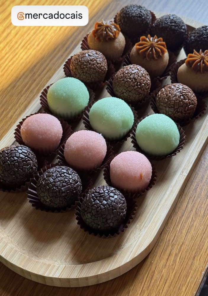 Brigadeiros e docinhos coloridos