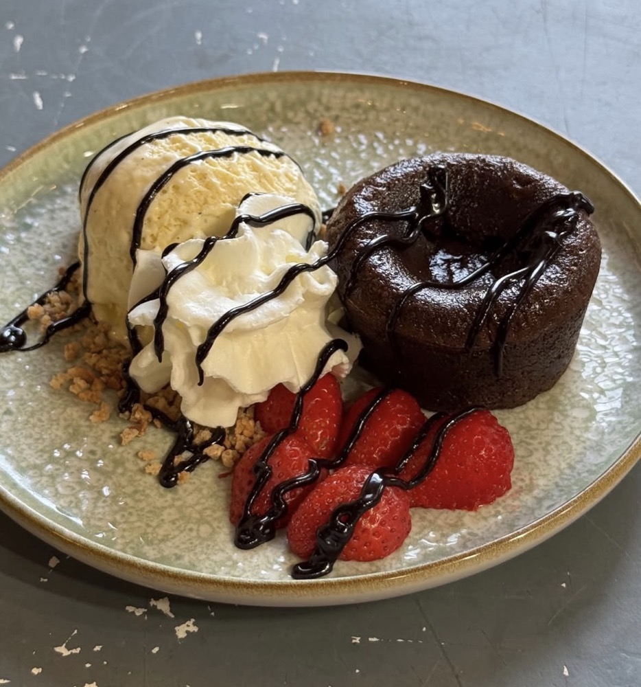Petit gâteau com gelado, chantilly e morangos