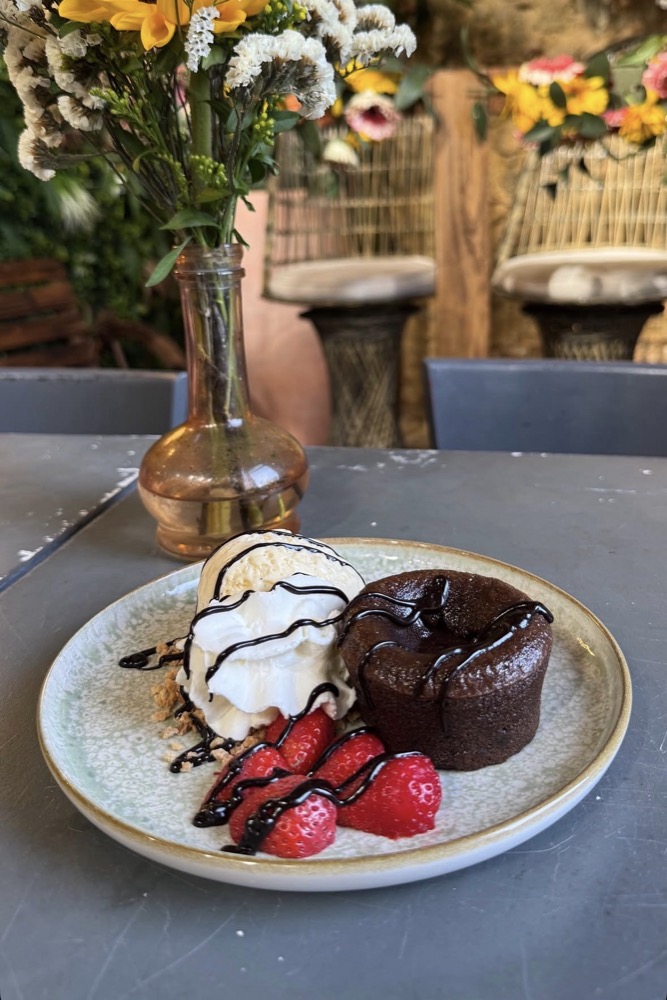 Petit gâteau servido à mesa