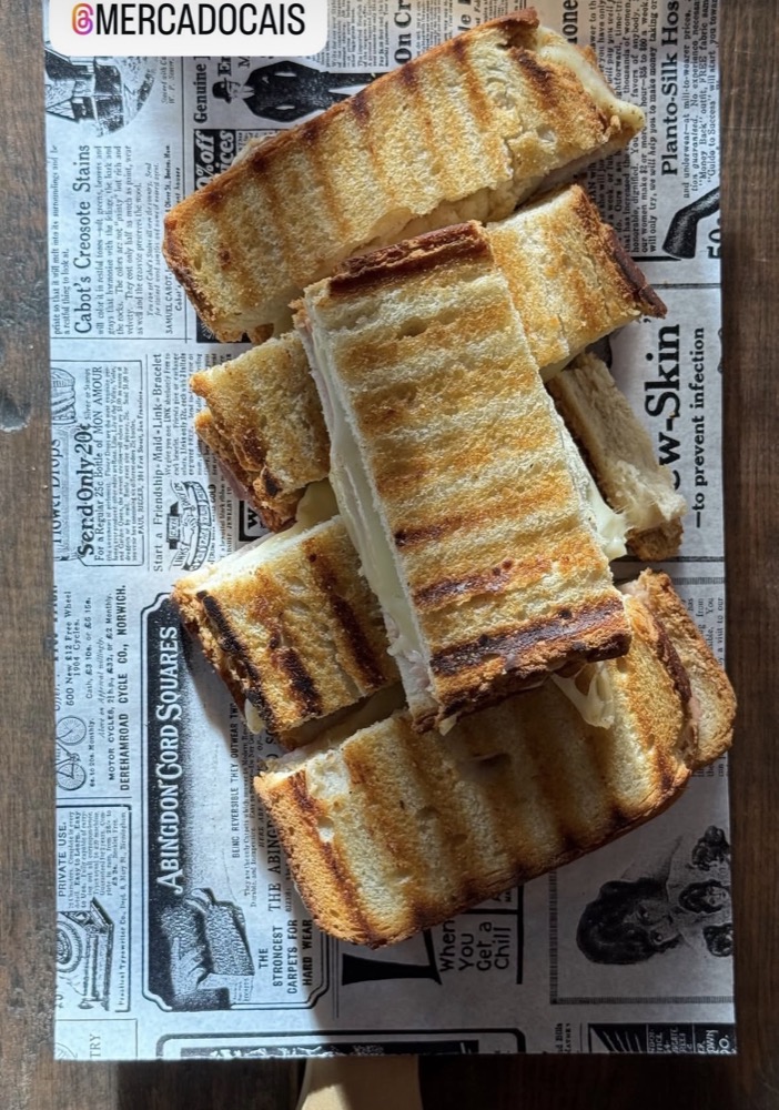 Sandes prensadas de fiambre e queijo