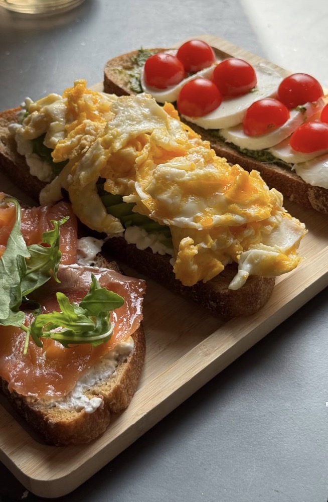 Tostas gourmet com salmão, ovo e mozzarella