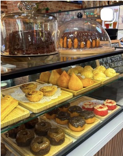 Vitrine de doces e bolos da Doce Lima