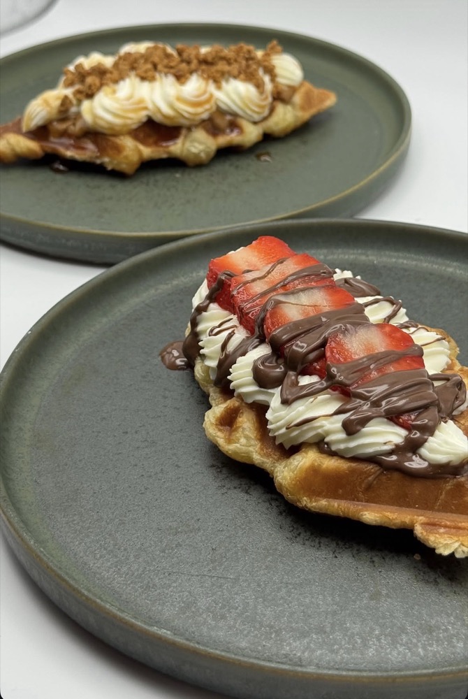 Waffle com caramelo e chantilly