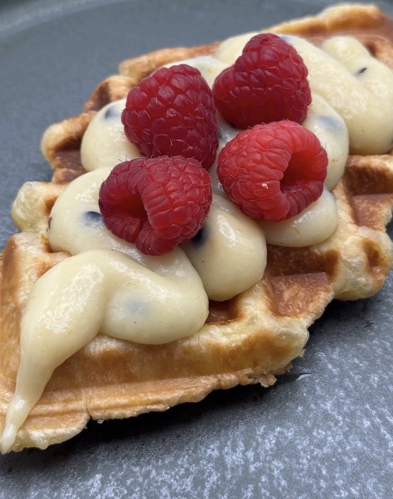 Waffle com morangos, chantilly e chocolate da Doce Lima